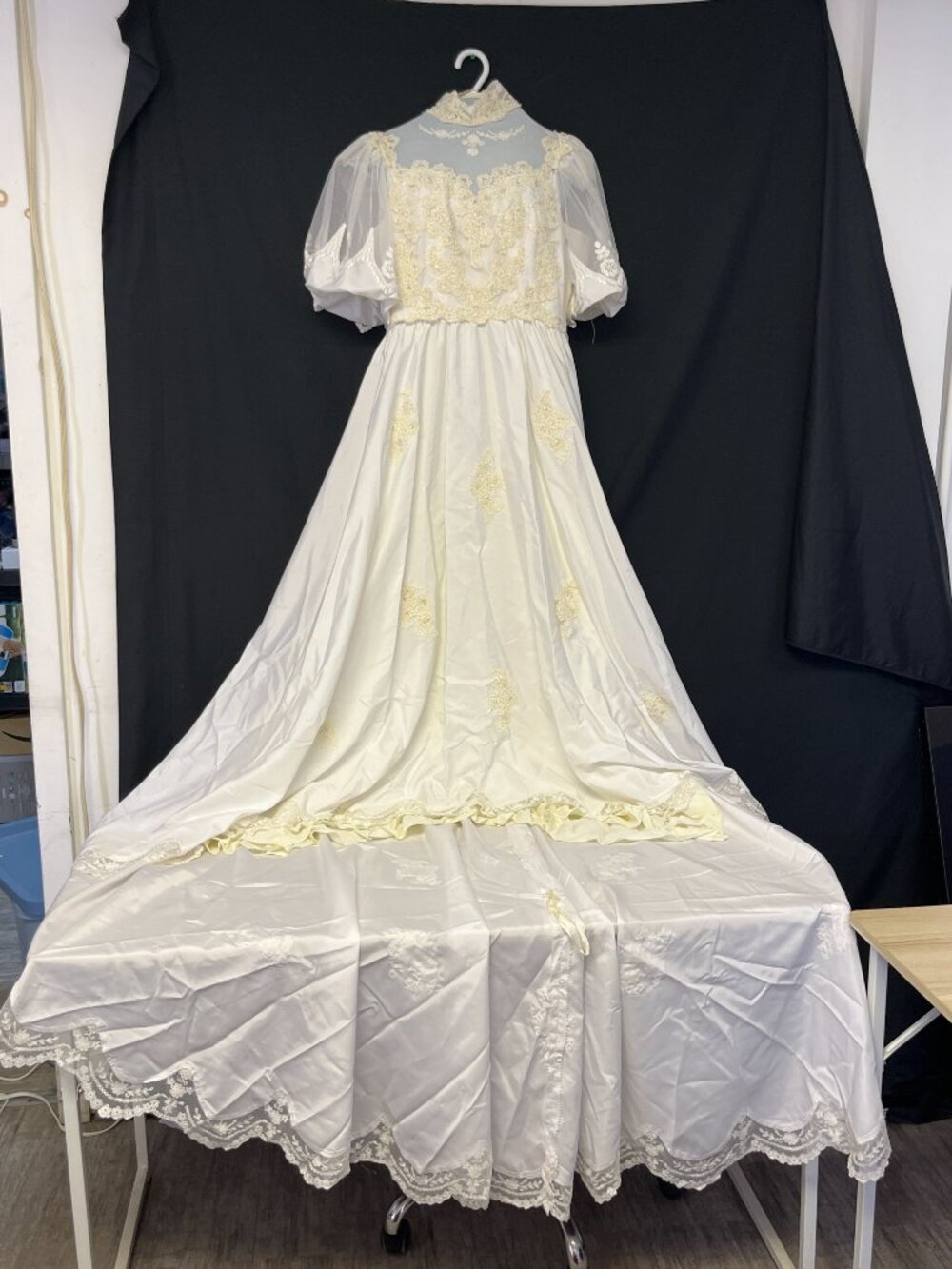 Vintage 1970's Wedding dress with long trail and floral beading - Picture 14 of 16